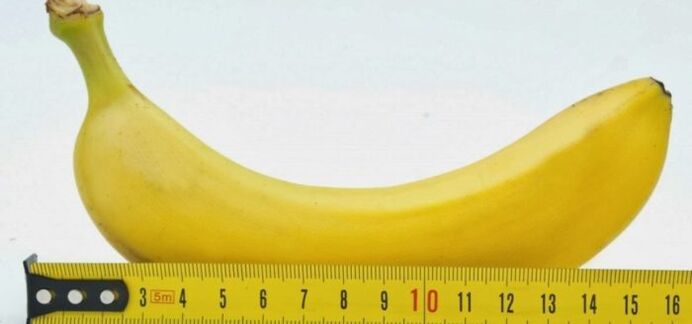 medición do pene usando unha banana como exemplo antes da cirurxía de ampliación