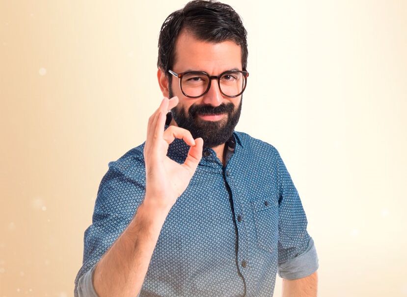 o home está satisfeito coa ampliación do pene con refresco